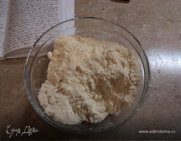 Муку просеиваем вместе с разрыхлителем. Добавляем нарезанное маленькими кубиками сливочное масло и перетираем всё руками в мелкую крошку.