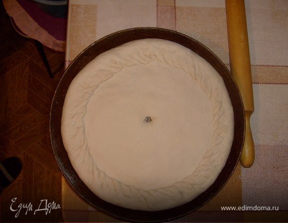 Готовое тесто поделить на две неравные части. Одну часть раскатать, выложить в форму, сверху-начинка,  другую часть раскатать и уложить на начинку, краешки красиво защипнуть. Пирог выпекать в разогретой духовке 30 мин. готовый пирог смазать маслом, укрыть потеплее.