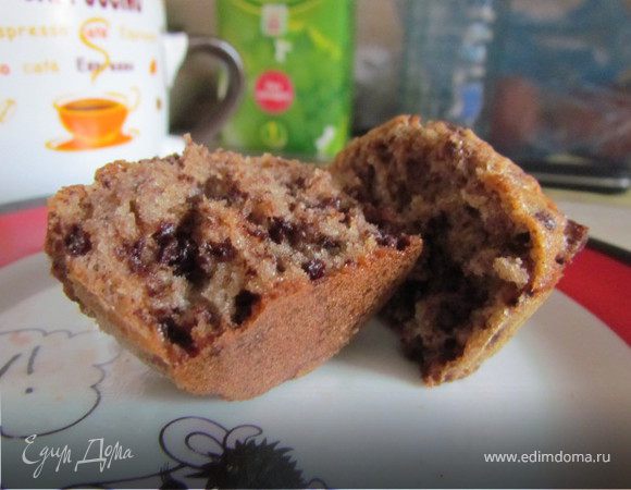  Разогреваем духовку до 175 градусов. Необходимо взбить яйца с сахаром и размешайте их с маслом комнатной температуры. Добавьте муку, пек.порошок и кусочки шоколада (шоколад можно порубить в блендере, подойдет как горький шоколад, так и  шоколад с начинкой). Выложите в формочки для кексов/маффинов, заполняя их на 2/3. Получается 9 средних по размеру шт. Пеките маффины 20-30 минут.