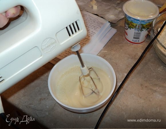 Яйцо взбиваем со щепоткой соли, затем добавляем сахар, затем сметану. Взбиваем всё до растворения сахара