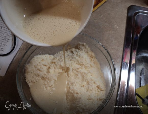 И вливаем в масляно-мучную смесь и замешиваем тесто