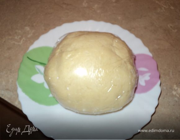 Скатываем тесто в шар, накрываем пленкой и отправляем охладиться на полчасика