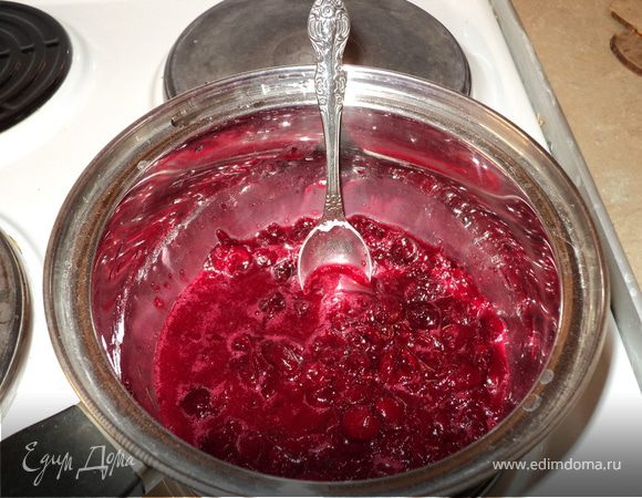 В маленькую кастрюльку выкладываем вишню, добавляем крахмал и помешивая нагреваем, пока слегка не загустеет