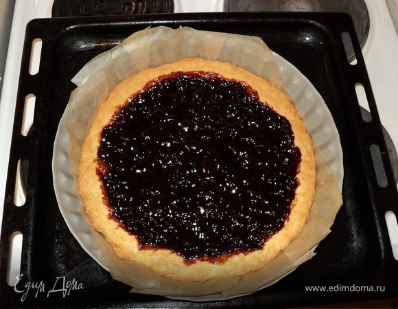 Кладём начинку и отправляем в прогретую духовку на минут 30-40 при температуре 180 градусов. 
Вынимаем пирог из духовки, слегка остужаем прямо в форме