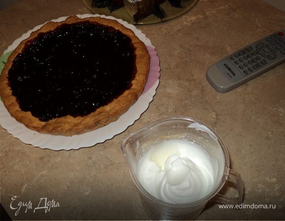 Аккуратненько выкладываем пирог на тарелку.
Сухие сливки для взбивания (у меня были из "Магнита") смешиваем с холодным молоком и взбиваем в пену (согласно инструкции на пакетике)