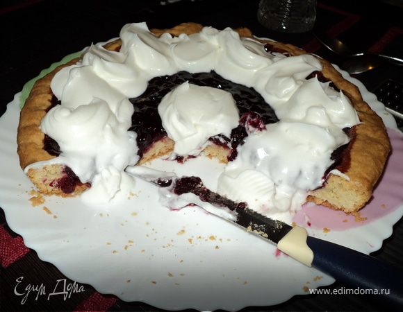 Взбитые сливки выкладываем ложкой на остывший пирог и быстренько приглашаем домашних и любимых на чай с пирогом. Быстренько, потому что эти сливки тают =) 
Приятного аппетита!