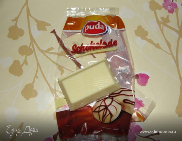 Белый шоколад порубить. 2/3 белого шоколада растопить на водяной бане. Добавить корицу, оставшуюся 1/3 порубленного шоколада, миндаль и ягоды. Перемешать.