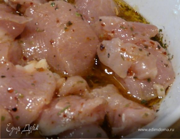 Если делать с пюре, то отварить картофель.
Мясо замариновать на минут 15 в смеси из оливкового масла, уксуса, травок и хлопьях перца. Грибы помыть, отделить шляпки от ножек.
На сковороде на капле оливкового и немного сливочного 2-3 минуты подержать порезаный зеленый лук и 3 зубка чеснока. Вынуть и отложить.