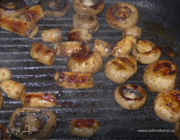 Мясо вынуть из маринада, на сковородке гриль обжарить со всех сторон (думаю, на обычной тоже можно). Вынуть мясо.
В маринад от мяса положить грибы на пару минут. Подрумянить грибы несколько минут на сковородке.
Если пользоваться обычной сковородкой, мясо и грибы можно сразу порезать на небольшие куски. Если на гриле, то порезать после жарки.
Картошку потолочь с молоком и сыром, добавить поджареный зеленый лук и чеснок.
Подавать мясо сверху на пюре с соусом из помидоров.
