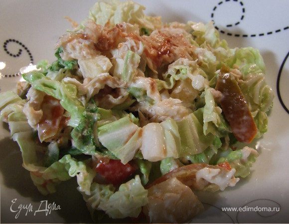 Капусту нарезать или порвать, все ингредиенты измельчить. Заправить майонезом и кетчупом в небольшом количестве. Аккуратно перемешать и можно подавать на стол ))