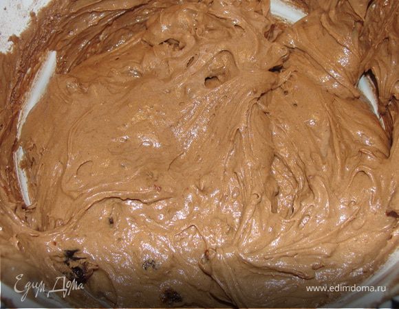Слив. масло, сахар, ван. сахар, соль, яйца взбить миксером. Затем добавить какао, шоколад. Всыпать в шоколадную массу просеянную муку и разрыхлитель, добавить порезанный чернослив и тщательно перемешать.