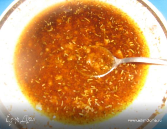 Готовим маринад. Ложку меда разводим теплой водой, добавляем масло, сок лимона, чеснок, специи по вкусу. Маринад должен получиться кисло-сладко-остро-пряным... в общем вкусным!!!! :-)