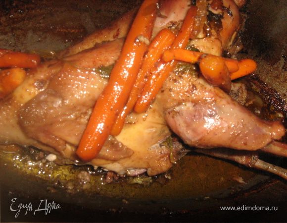 Теперь о том, в чем лучше готовить. Я пробовала по разному: фольга, папирус, рукав...но вкуснее  всего получается в старой доброй  утятнице. Но вы можете  использовать любой вариант. На дно утятницы наливаем немного  воды (50 мл). Выкладываем курочку в утятницу и обкладываем овощами, накрываем крышкой. Ставим в разогретую до 150 градусов духовку на 1 час, потом крышку снимаем и даем курочке подрумяниться. Замечу, что во время готовки брокколи превращается в пряное пюре, овощи, которыми  нафарширована курочка тоже вкусные, так что гарнир обеспечен!Приятного аппетита!