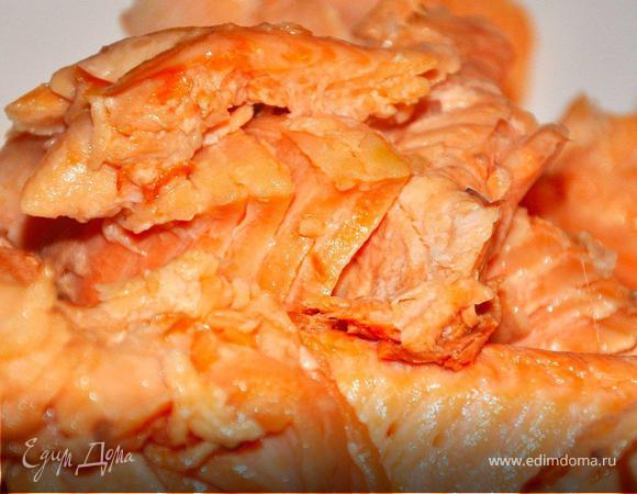 Снять с рыбы филе и разделить на небольшие кусочки. 