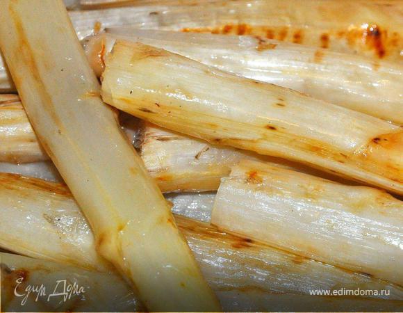 Спаржу отварить 5 минут в кипящей подсоленной воде, откинуть на дуршлаг и просушить. Затем обжарить без масла на гриль сковороде, смазать небольшим кусочком сливочного масла и полить соком лимона (1 ст.л.), хорошо перемешать и дать напитаться несколько минут. 