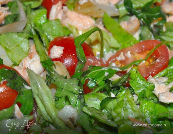 Добавить кусочки копченой форели и нижнюю часть черенков спаржи порезанную небольшими ломтиками, верхушки спаржи оставить для украшения. 