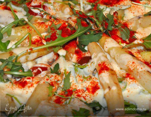 Опять все перемешать руками и приготовить заправку – смешать йогурт с горчицей и соком от спаржи, пролить этим соусом салат не перемешивая, поверх выложить верхушки спаржи, немного листьев пряной рукколы и посыпать молотой паприкой. Можно подавать к столу с хрустящим хлебом и бокалом белого вина. Приятного аппетита!      