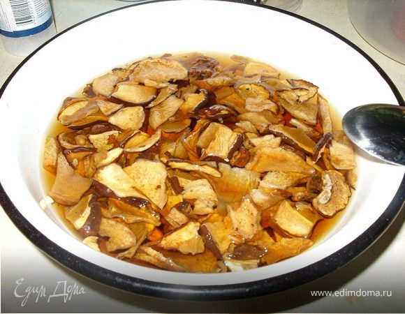 Грибы замочите в воде.