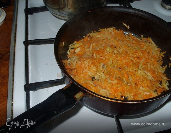 Пока грибы размокают, натрите на терке морковь, сельдерей, измельчите чеснок и небольшую луковицу, обжарьте овощи на растительном масле. 