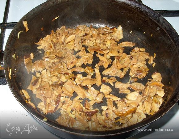 Белые грибы нарежьте произвольно, немного обжарьте их в подсолнечном масле и затем добавьте в суп.