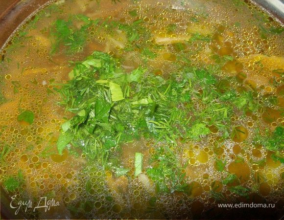 Варите грибной суп до готовности картофеля. В конце приготовления добавьте зелень. 