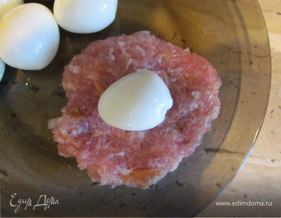 Фарш я готовила сама из курицы и свинины, лука, чеснока, немного соли.
Отвариваем яйца и чистим их. Из фарша делаем тонкую лепешку, предварительно смочив руки водой. В середину лепешки кладем яйцо. 