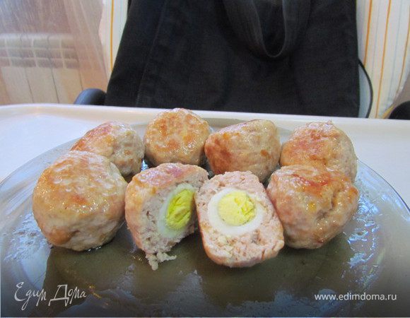 Обжариваем наши котлетки на среднем огне со всех сторон до готовности.