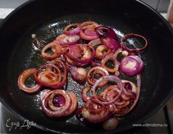 Лук нарезать кольцами и обжарить на масле. Посыпать паприкой, влить уксус. Все вскипятить, затем лук отложить в сторону.