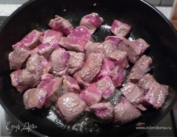 Порционные куски мяса обжарить на масле.