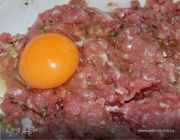 Делаем фарш из свинины, зелени, чеснока, кладем туда натертый на мелкой терке имбирь, солим, добавляем крахмал и яйцо