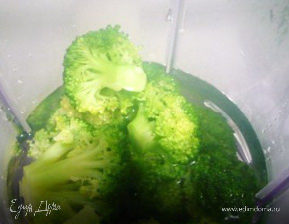 Соцветия брокколи отварить 3 минуты в кипящей, слегка подсоленной воде. Наша задача - получить брокколи al dente,  что позволит сохранить насыщенный изумрудный цвет. Достать соцветия шумовкой и обдать холодной водой, чтобы остановить процесс "варки".  Переложить в блендер. Несколько соцветий оставить для украшения. Залить совсем небольшим количеством  воды, в которой варилась броколли и измельчить. Отрегулировать желаемую густоту. Добавить немного оливкового масла.
