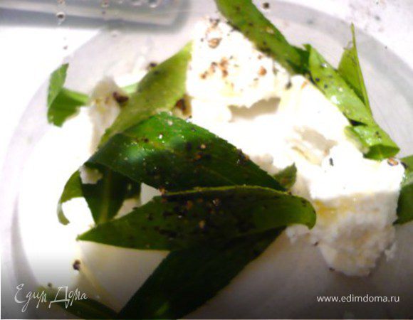 Сыр и зелень посыпать перцем и сбрызнуть оливковым маслом.
