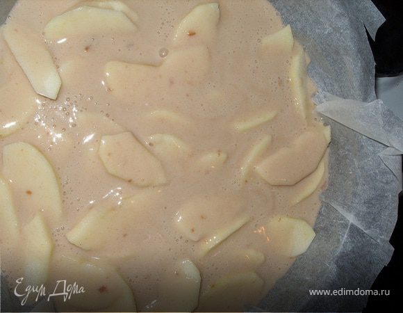 добавить корицу, размешать,
и выложить массу в форму(на фото у меня видны еще кусочки вишенки,это был эксперимент))