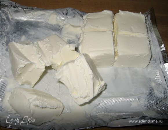 Крем-сыр разрезать на 8 частей. Выжать сок из нескольких лимонов. 