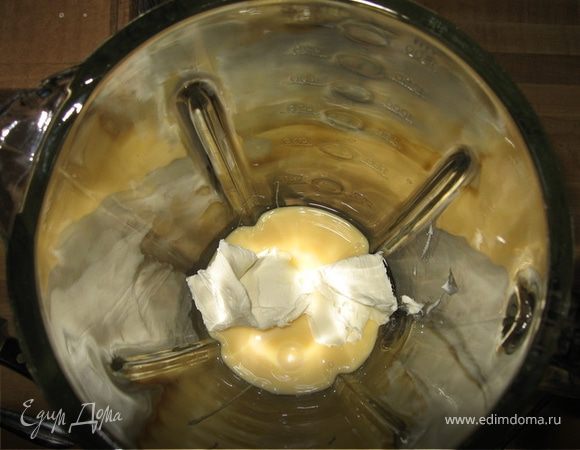 В блендер влить 1/2 банки сгущенного молока и, добавляя по 2-3 кусочка крем-сыра, взбивать на самой высокой скорости. Ввести весь крем-сыр в массу.