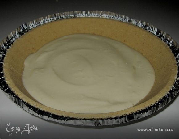 Выложить примерно половину полученной массы в форму для торта. Поставить в холодильник на несколько минут.