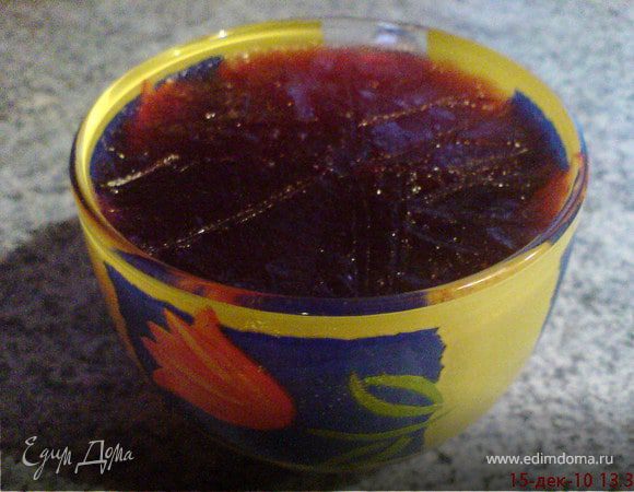 Воду налить в ковшик,вскипятить,засыпать каркаде,сахар,пряности и проварить на медленном огне 2-3мин.Снять с огня,добавить желатин,когда чуть остынет~80*,размешать желатин до полного растворения.Добавить мёд(если без сахара),можно вообще не сластить,если любите "кисленькое". Перелить в чашку,форму-охладить.