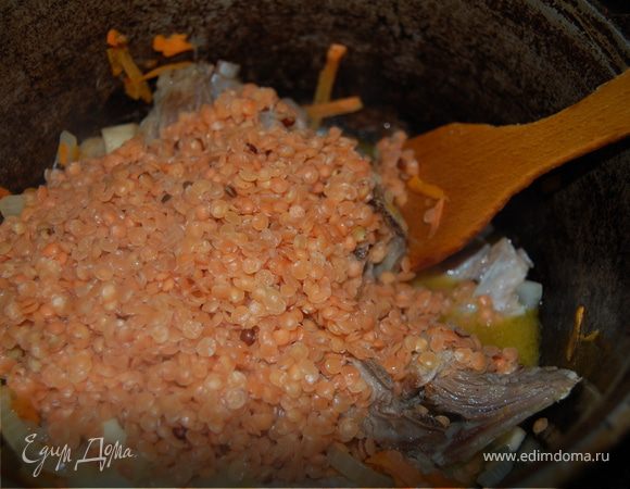 Промыла чечевицу в холодной воде, высыпаю ее в казан, доливаю воды, солю, добавляю специи, закрываю крышкой и готовлю на медленном огне минут 30, чечевица должна преобрести бархатный вкус и не должна развариться до однородной кашеобразной массы.Все! приятного аппетита!