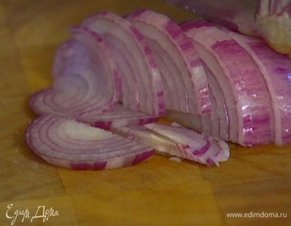 Лук почистить и нарезать полукольцами.