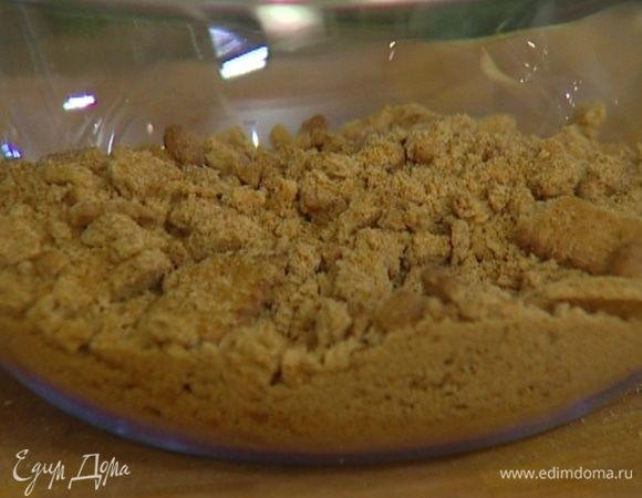 Печенье измельчить в крошку с помощью скалки.