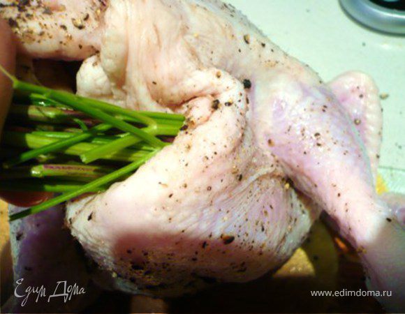 Цыплят помыть и просушить кухонной салфеткой. Посолить и поперчить внутри и снаружи. Начинить стеблями тархуна и петрушки. Листики отложить-  они нам еще пригодятся. 
