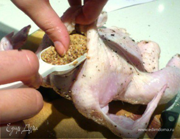 Приподнять кожицу на грудке и смазать "кармашки" горчицей - по 1 ст. л. на цыпленка.
