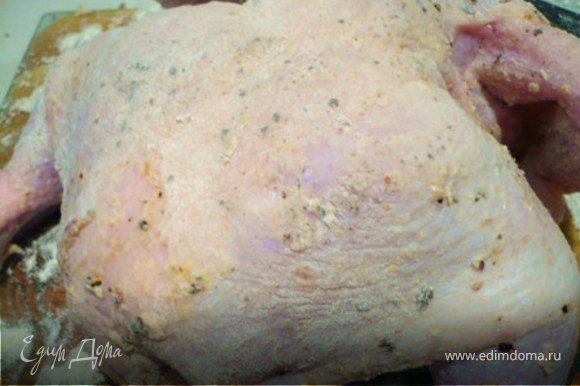Обсыпать цыплят мукой так, что вся поверхность покрылась тонким слоем муки (по 1 ст.л. или чуть больше на цыпленка ). Остатки муки не выбрасывать .