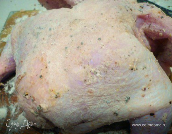 Обсыпать цыплят мукой так, что вся поверхность покрылась тонким слоем муки (по 1 ст.л. или чуть больше на цыпленка ). Остатки муки не выбрасывать .
