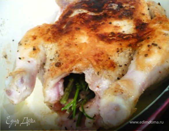 В кастрюле с толстым дном (кассероль) в оливковом масле обжарить цыплят со всех сторон до золотистого цвета. Достать на тарелку.
