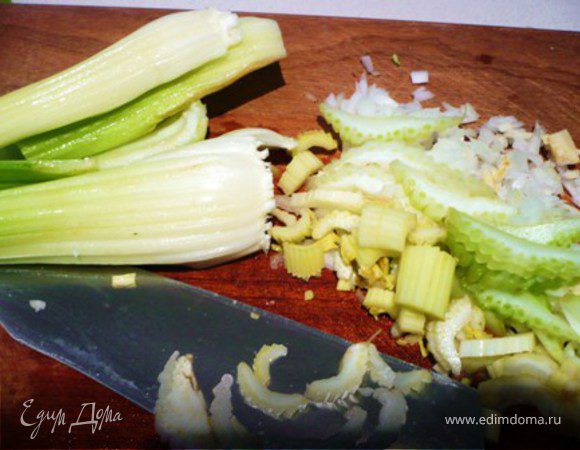 В той же кастрюле потушить овощи до мягкости. Добавить сливочное масло и остатки муки. Потушить ок. 3-4 минут.
