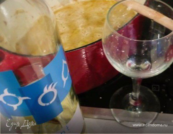 Добавить вино. Когда оно наполовину выпарится - добавить бульон. Вернуть в кастрюлю цыплят (их можно перевязать веревкой, чтобы ноги не торчали во все стороны)- соус должен им быть приблизительно до середины. 
