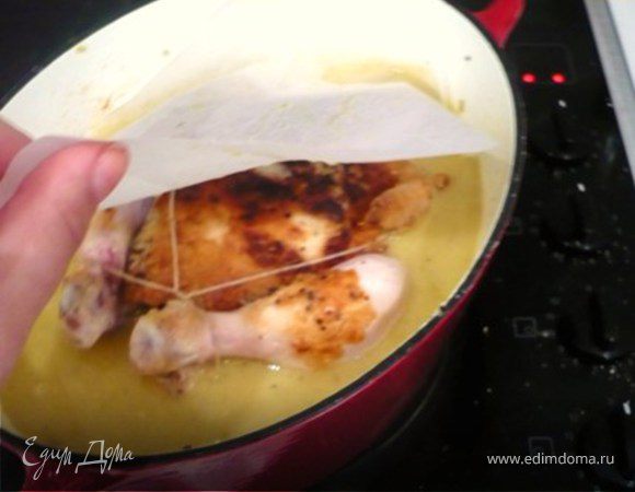 Накрыть цыплят "крышкой" из кальки. Кулинарный термин для такой бумажной крышки - «картуш» (франц.). В моем рецепте "Ливанская курочка" подробно и с фото описывается как ее делать. 
http://edimdoma.ru/recipes/10233
Поставить в духовку, разогретую до 180 С на 50-60 минут. 
