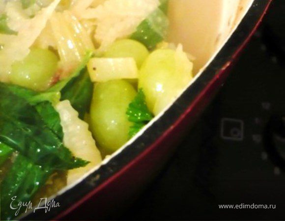 Готовых цыплят достать и уложить на глубоком блюде. Соус вернуть на огонь. Добавить листья эстрагона и петрушки и виноград. Проверить на соль и перец. Поварить пару минут и полить (несколько половников) блюдо с цыплятами.  Хорошо с чесночными крутонами - см. "Coq au vin" http://www.edimdoma.ru/recipes/8263