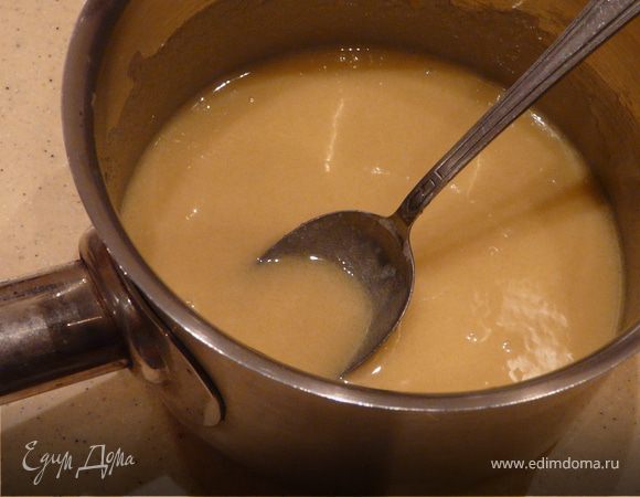 Духовка 165-170С. Смешать  муку, цеду, соль, миндаль. В кастрюльке нагреть сахар, мед, сливки, масло и растворить 1-2 минуты. Убрать с огня, добавить ваниль